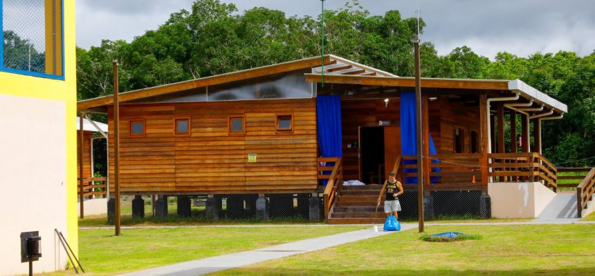 Em visita à Escola Estadual da Floresta (EEF) José Loureiro da Silva, localizada em São Sebastião do Uatumã (a 247 quilômetros de Manaus), o governador Wilson Lima realizou a abertura do ano letivo de 2025 na rede estadual para mais de 190 mil alunos, dos 61 municípios do interior do Amazonas, nesta terça-feira (04). A Escola da Floresta é um projeto do Programa Educa + Amazonas e a unidade de ensino está localizada na comunidade Bom Jesus, dentro da Reserva de Desenvolvimento Sustentável (RDS) do Uatumã.