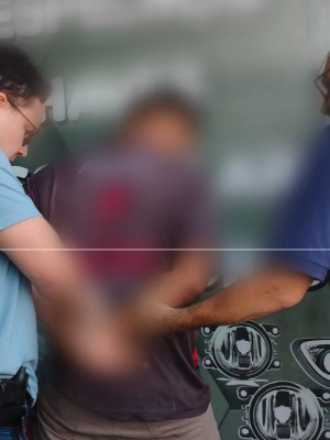 A Polícia Civil do Amazonas (PC-AM), por meio da 45ª Delegacia Interativa de Polícia (DIP) de Urucará, (a 261 quilômetros de Manaus), em conjunto com a Delegacia Especializada em Capturas e Polinter (DECP), deflagrou, nesta terça-feira (24), a Operação Linha de Retorno e cumpriu mandado de prisão preventiva de um homem de 26 anos, chamado Pablo Henrique da Silva Saul, que estava foragido por cometer diversos furtos a comércios em municípios do interior. A prisão foi efetuada no bairro Praça 14 de Janeiro, zona sul.