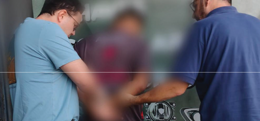 A Polícia Civil do Amazonas (PC-AM), por meio da 45ª Delegacia Interativa de Polícia (DIP) de Urucará, (a 261 quilômetros de Manaus), em conjunto com a Delegacia Especializada em Capturas e Polinter (DECP), deflagrou, nesta terça-feira (24), a Operação Linha de Retorno e cumpriu mandado de prisão preventiva de um homem de 26 anos, chamado Pablo Henrique da Silva Saul, que estava foragido por cometer diversos furtos a comércios em municípios do interior. A prisão foi efetuada no bairro Praça 14 de Janeiro, zona sul.