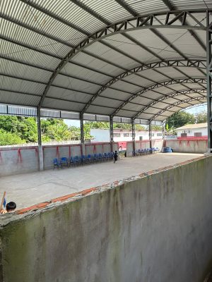 O Ministério Público do Estado do Amazonas (MPAM), por meio da Promotoria de Justiça da Comarca de São Sebastião do Uatumã, realizou, nesta quinta-feira (10), uma inspeção na Escola Municipal Professor Adalberto Sarrazin, com o objetivo de verificar as condições estruturais da unidade de ensino. A vistoria faz parte das diligências do Inquérito Civil nº 172.2019.000011, instaurado para apurar possíveis omissões do poder público municipal em relação à infraestrutura escolar.