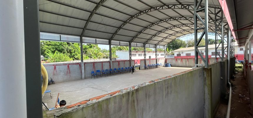 O Ministério Público do Estado do Amazonas (MPAM), por meio da Promotoria de Justiça da Comarca de São Sebastião do Uatumã, realizou, nesta quinta-feira (10), uma inspeção na Escola Municipal Professor Adalberto Sarrazin, com o objetivo de verificar as condições estruturais da unidade de ensino. A vistoria faz parte das diligências do Inquérito Civil nº 172.2019.000011, instaurado para apurar possíveis omissões do poder público municipal em relação à infraestrutura escolar.