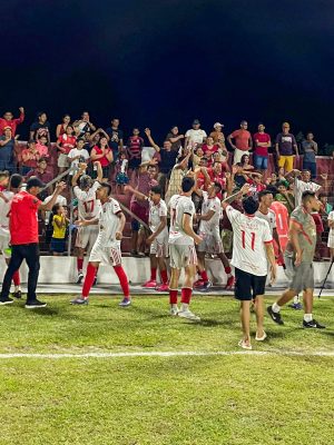 A final da Copa da Floresta 2025 está oficialmente definida: São Sebastião do Uatumã e Fonte Boa vão brigar pela taça da maior competição amadora da Região Norte. O confronto decisivo acontece no próximo sábado (25), na Arena Barretão, em solo uatumaense, com horário ainda a ser confirmado.